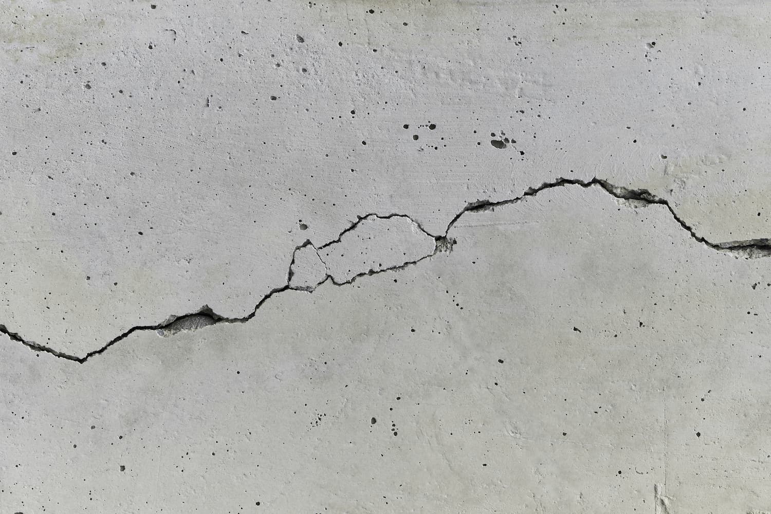 betonwand-lang-riss-hintergrund-textur-zement-kaputt-Markus-adobestock betonwand lang riss hintergrund textur zement kaputt Markus adobestock